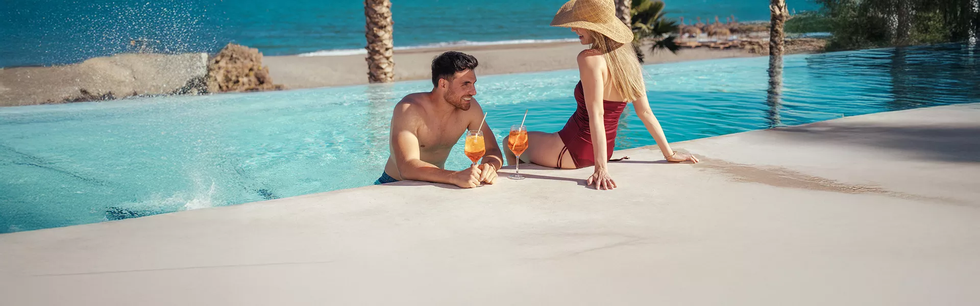 Pareja en piscina de The Beach Club