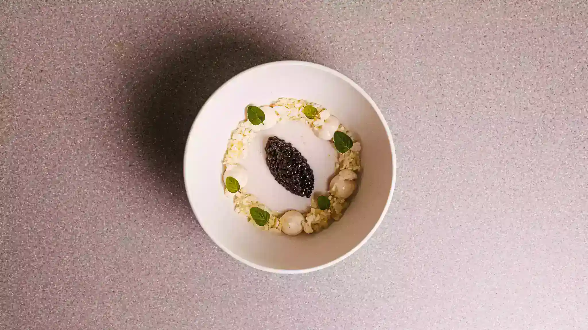Caviar ecológico de Ríofrío, royal de almendra y coliflor restaurante Sollo