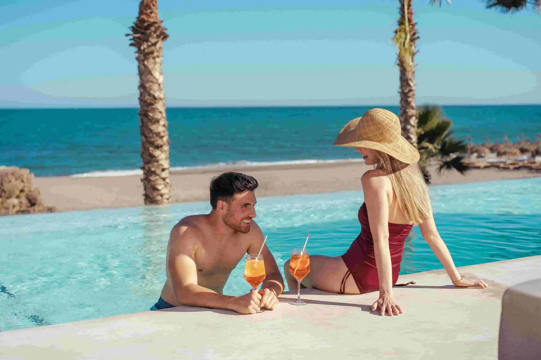 Pareja en piscina The Club
