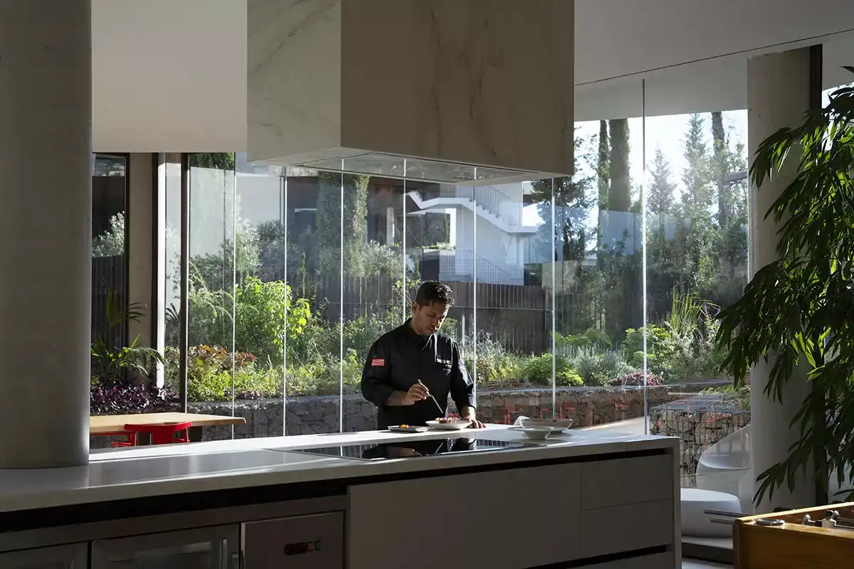 Diego Gallegos cocinando
