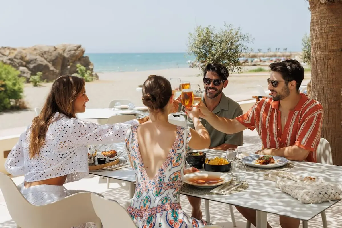 grupo amigos comiendo The Beach