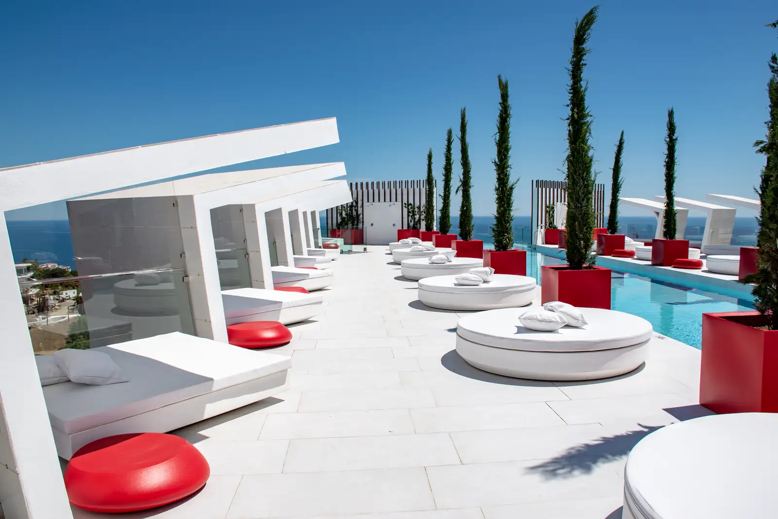 camas balinesas en infinity pool rooftop