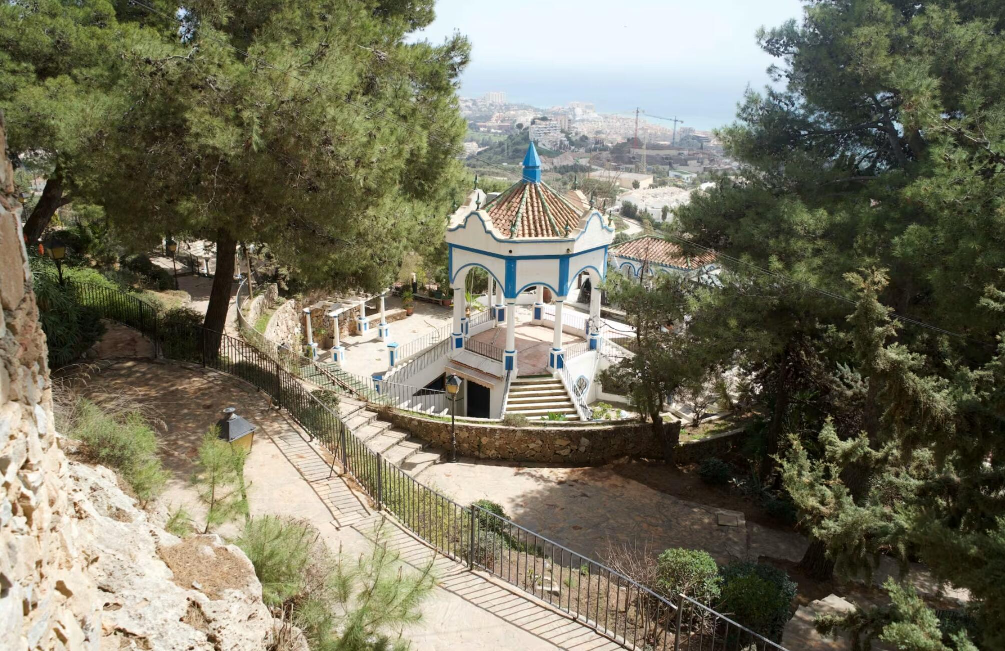 Mirador con templete y vistas al mar en Benalmádena Pueblo, cerca de los Jardines del Muro, en la ruta cultural de la Costa del Sol