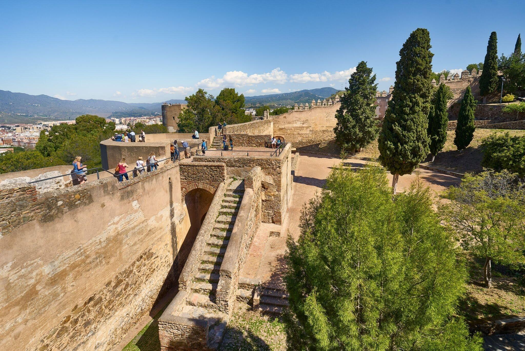 Murallas y torreón del Castillo de Gibralfaro en Málaga, fortaleza nazarí del siglo XIV incluida en las rutas culturales de la Costa del Sol