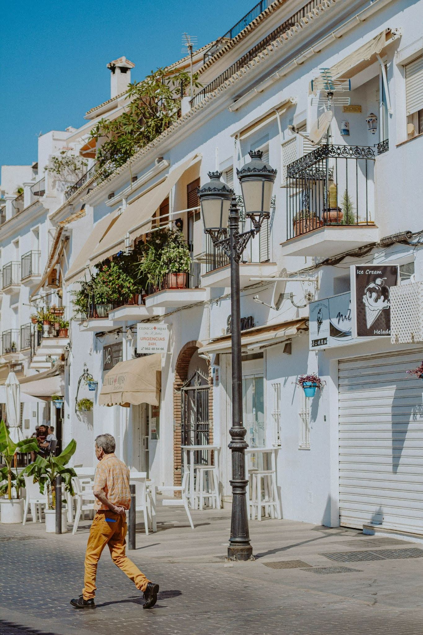 Calle encalada típica de Mijas Pueblo, con balcones andaluces y farolas, uno de los pueblos blancos de la Costa del Sol