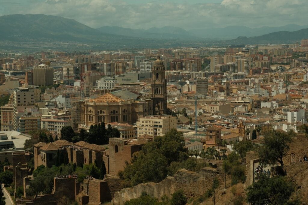 Vista panorámica de Málaga con la Catedral y la Alcazaba desde el Gibralfaro, una de las rutas culturales de la Costa del Sol cerca de Higuerón Resort