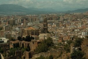 Vista panorámica de Málaga con la Catedral y la Alcazaba desde el Gibralfaro, una de las rutas culturales de la Costa del Sol cerca de Higuerón Resort