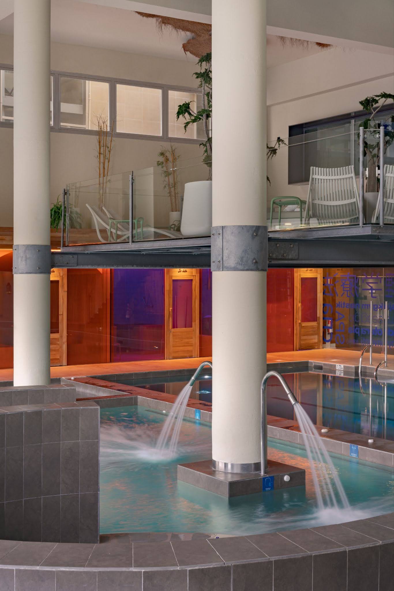 Piscina con chorros y zonas de sauna y baño turco del Circuito Higuerón Spa, un recorrido de hidroterapia y contraste térmico