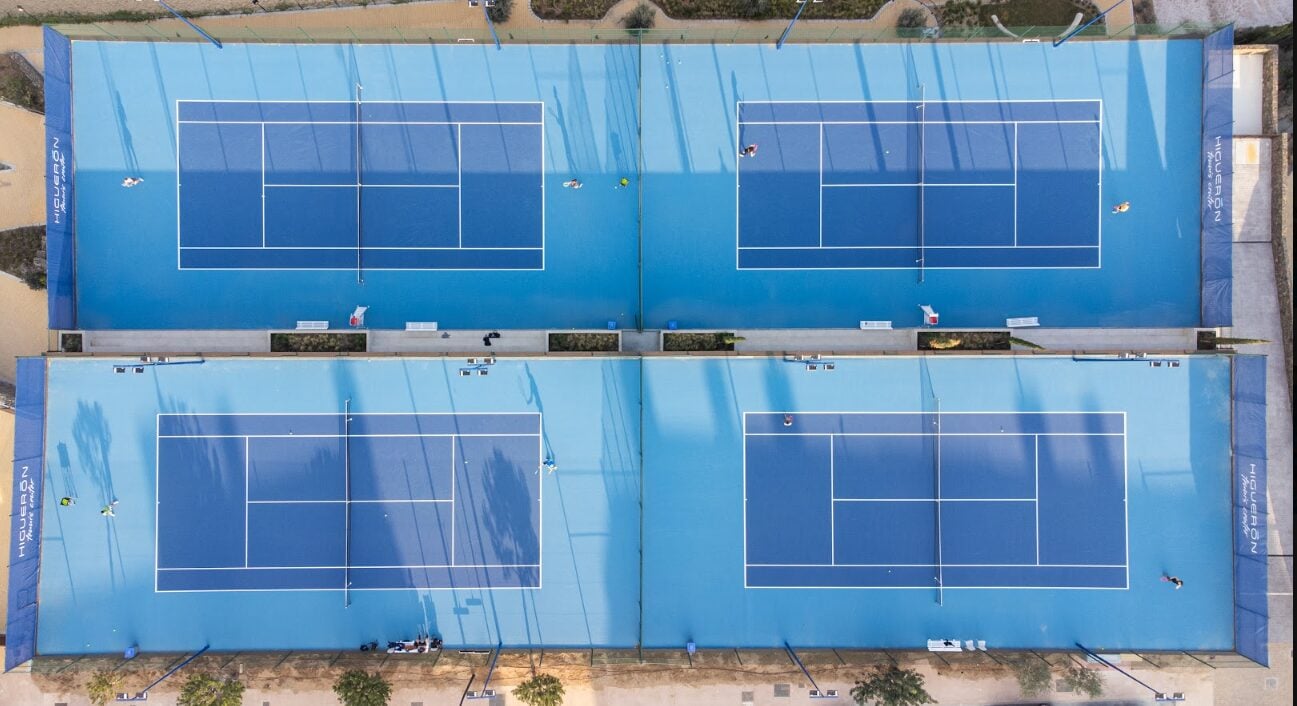 Vista aérea de las cuatro pistas duras de tenis del Higuerón Tennis Center, en la Costa del Sol