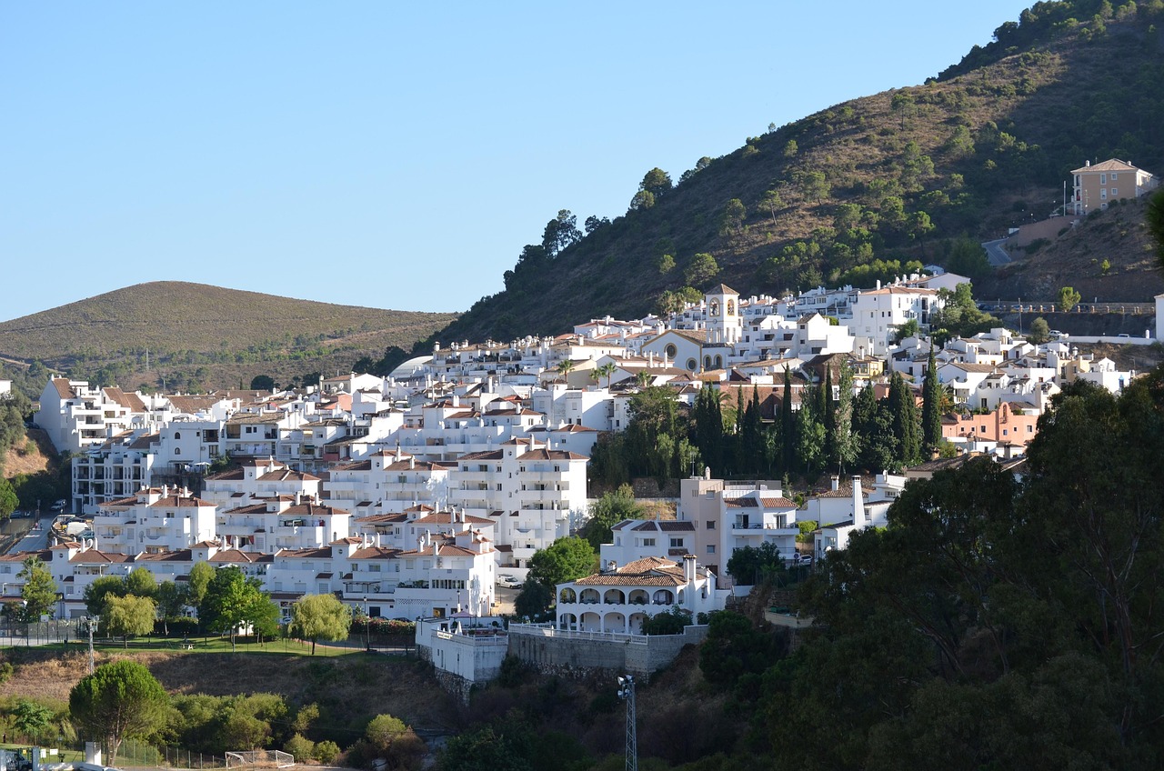 Benahavís, pueblo blanco de Málaga, con su casco tradicional y las urbanizaciones residenciales de la sierra al fondo
