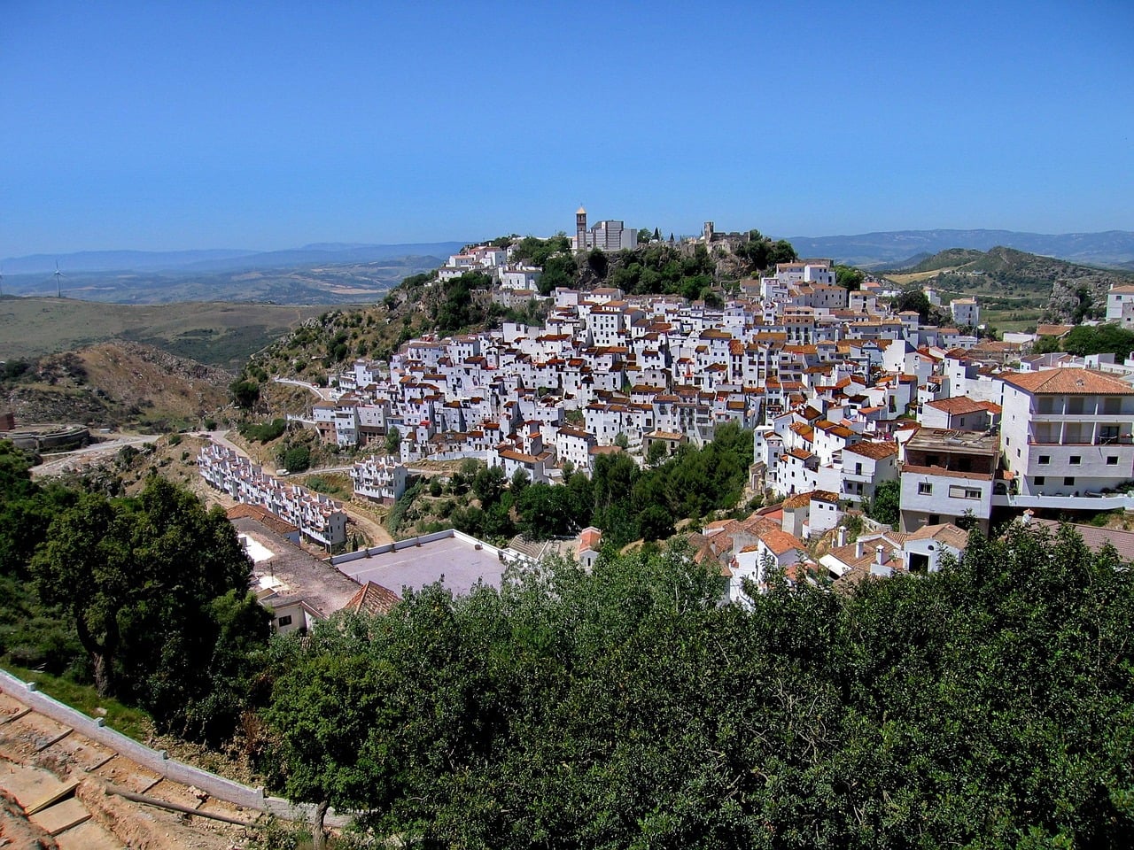 Vista panorámica de Casares, el pueblo colgado de Málaga, con su castillo árabe en lo alto del cerro