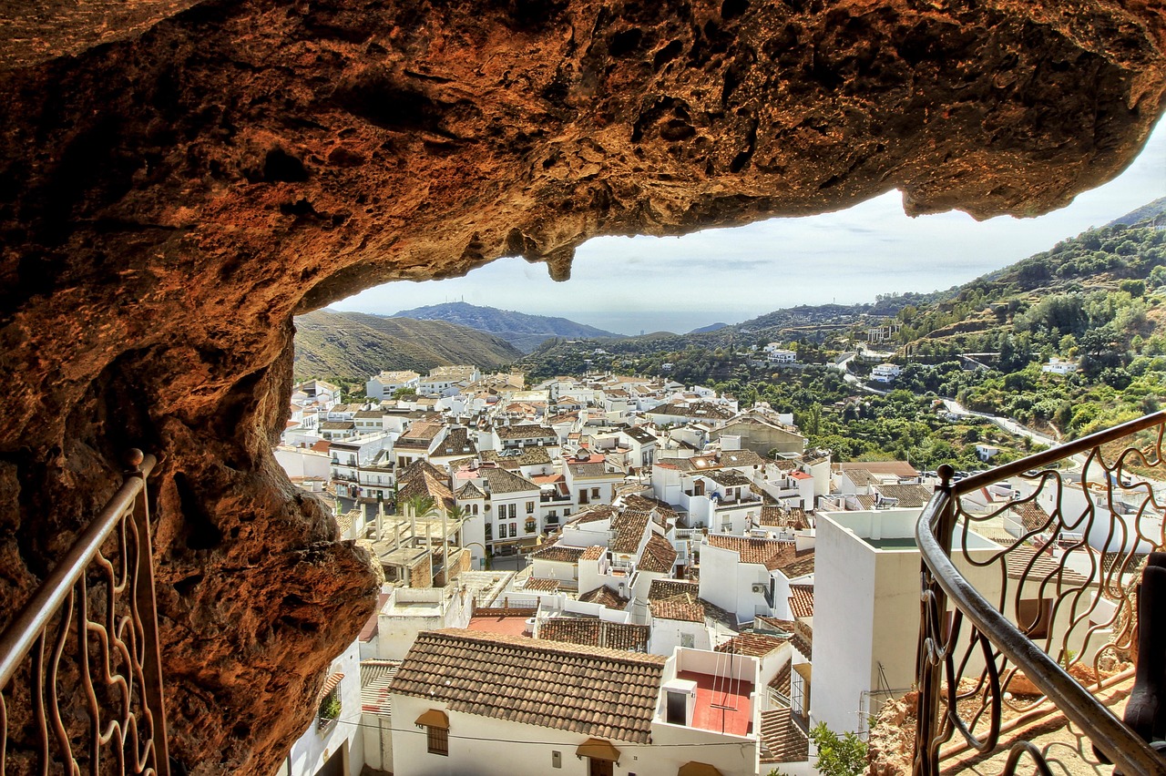 Vista de Ojén desde sus cuevas, con el pueblo blanco y el Mediterráneo al fondo, a las puertas de Sierra de las Nieves