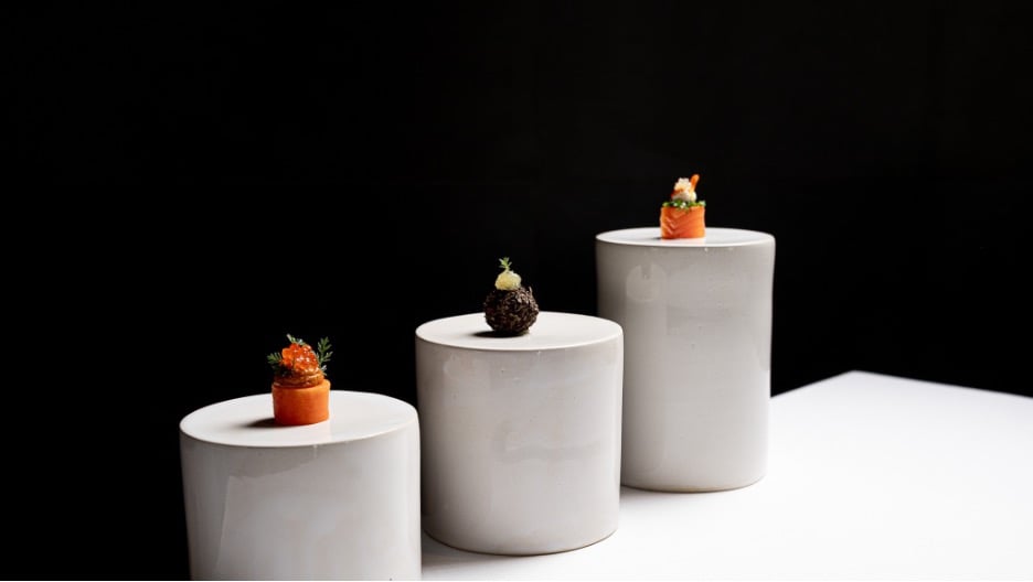 Tres aperitivos de alta cocina con caviar y pescado de río servidos en Sollo, Higuerón Resort