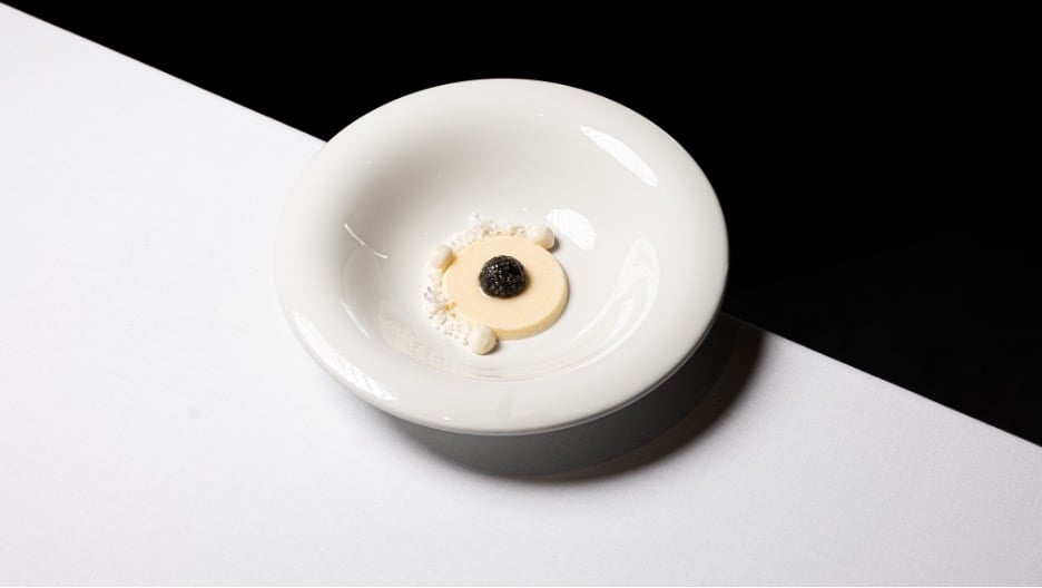 Plato de alta cocina con caviar de Riofrío servido sobre una base cremosa en Sollo, Higuerón Resort