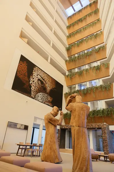Esculturas de madera de Francisco Leiro en el atrio de Higuerón Resort