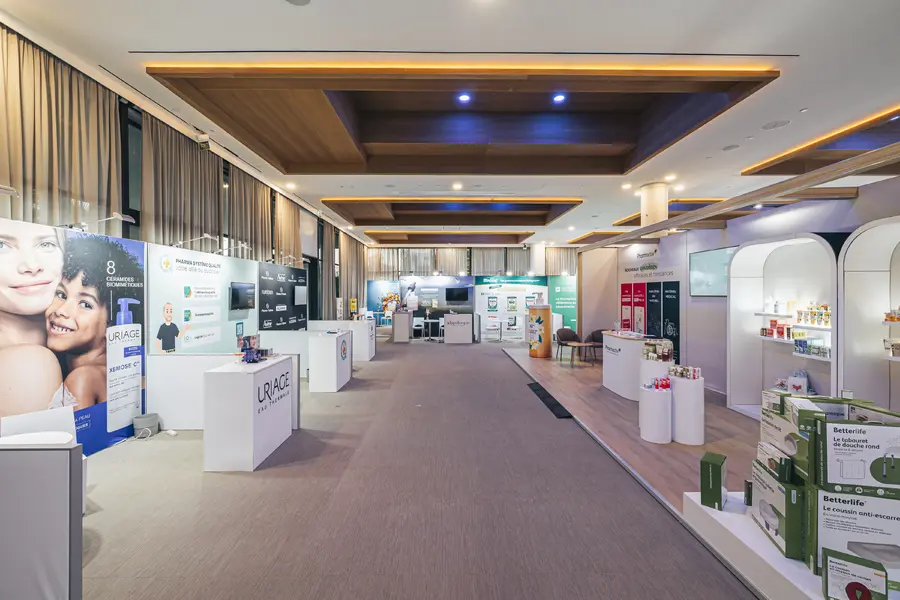 Centro de Convenciones Picasso de Higuerón Resort montado como feria comercial con stands, para congresos y eventos en Málaga