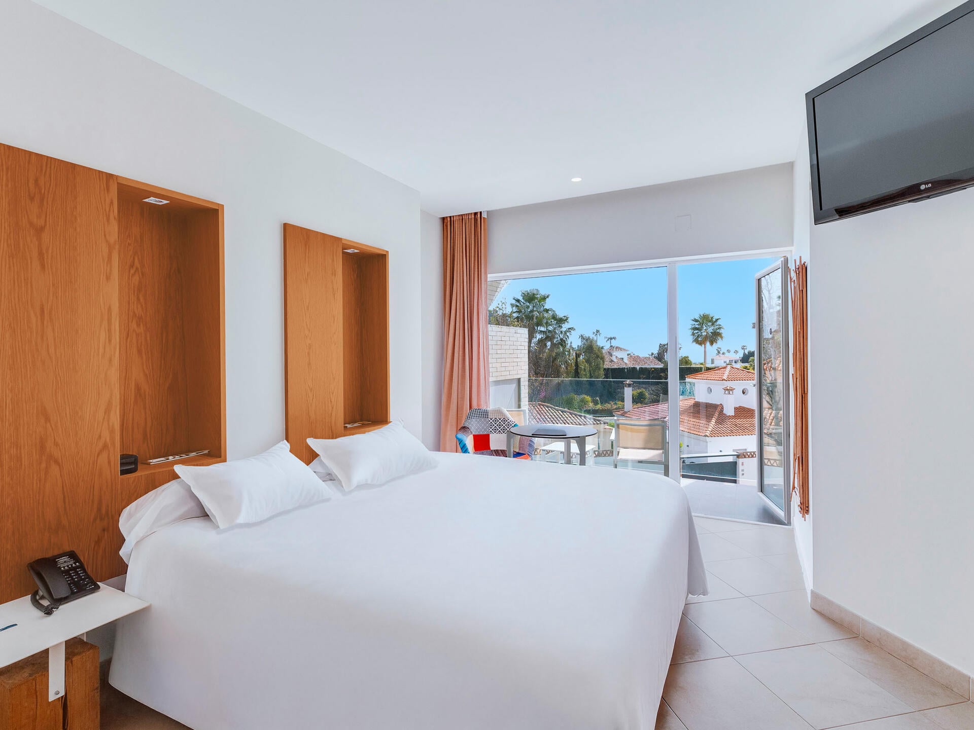 Habitación con cama King del Higuerón Hotel Curio Collection by Hilton, con balcón privado y vistas a Fuengirola, Málaga