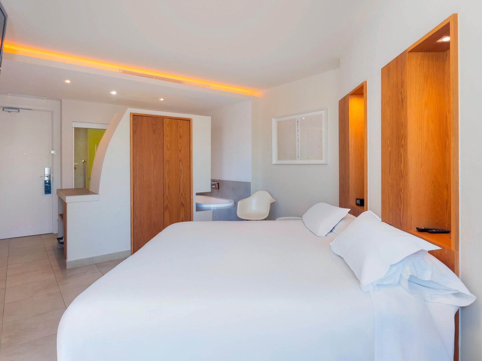 Zona de armarios y vestidor de la Habitación con cama King en el Higuerón Hotel Curio Collection by Hilton, Fuengirola