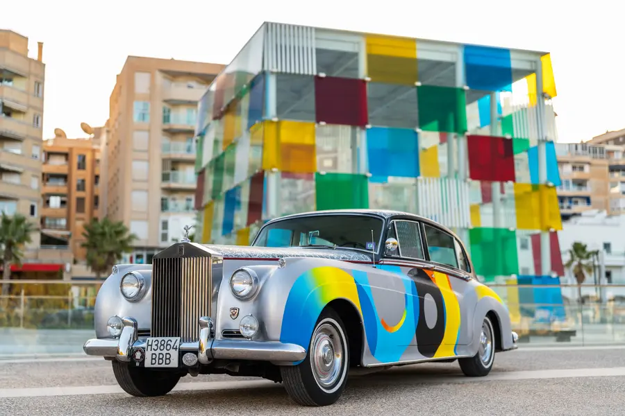 Rolls-Royce clásico intervenido artísticamente frente a El Cubo del Centre Pompidou Málaga, junto al Muelle Uno